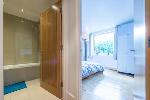 Flat 2, 29 Trinity Crescent, London, SW17 7AG