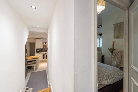 2 bedroom flat for sale, Strathblaine Road, Battersea, London, SW11
