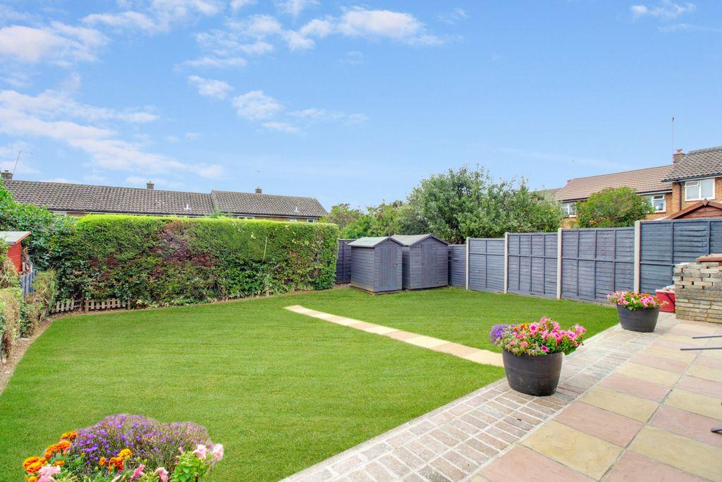 Forest Row, Stevenage SG2 8BY 2 bed end of terrace house £975 pcm (£225 pw)