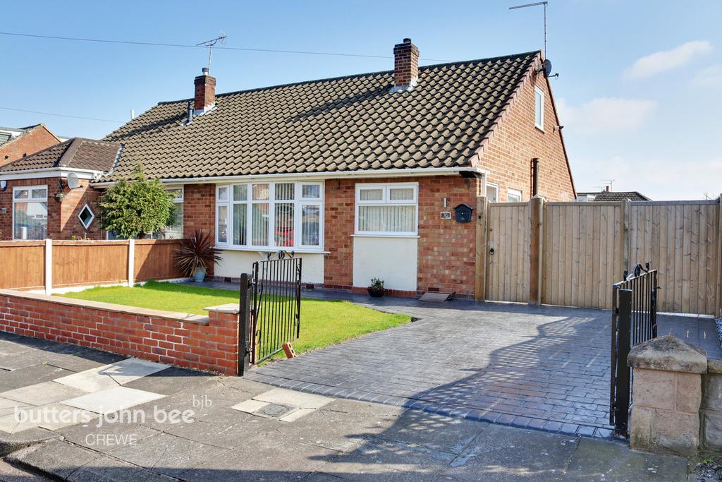 Tennyson Avenue, Crewe 2 bed semidetached bungalow £190,000