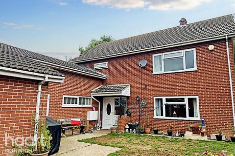 4 bedroom detached house for sale, The Street, Norton Subcourse
