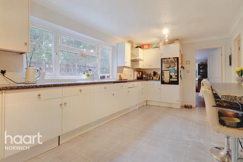 4 bedroom detached house for sale, The Street, Norton Subcourse