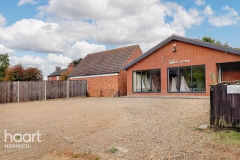 4 bedroom detached house for sale, The Street, Norton Subcourse