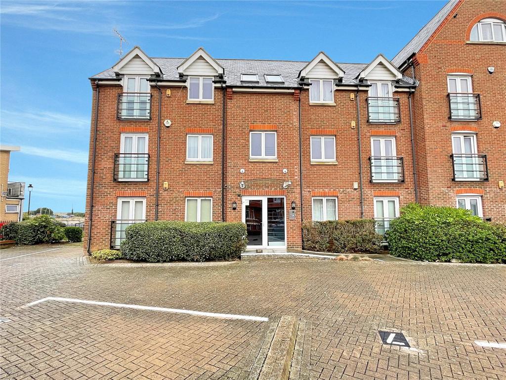 Pier Road, Littlehampton, West Sussex, BN17 2 bed apartment £340,000