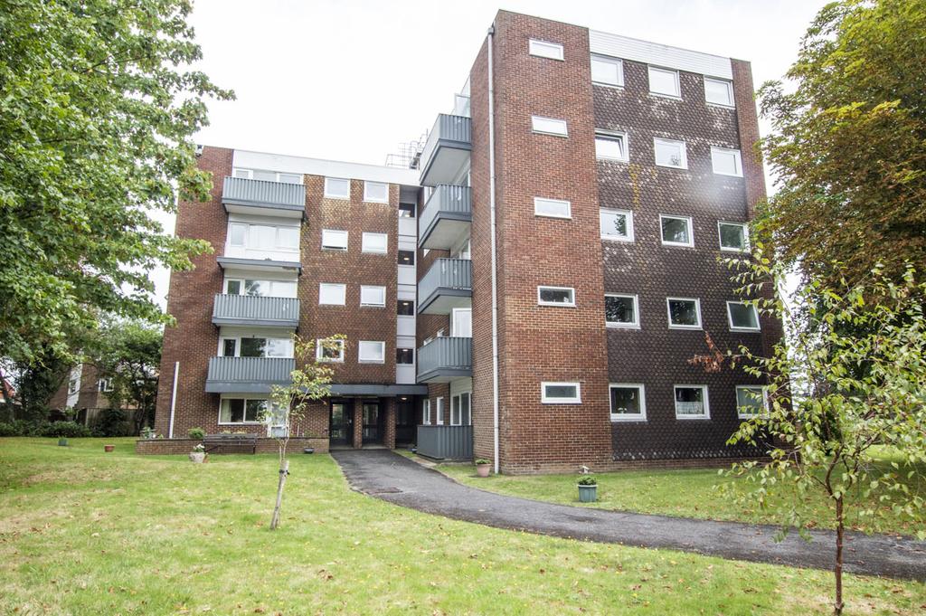 Silverdale Road, Burgess Hill RH15 2 bed flat £220,000