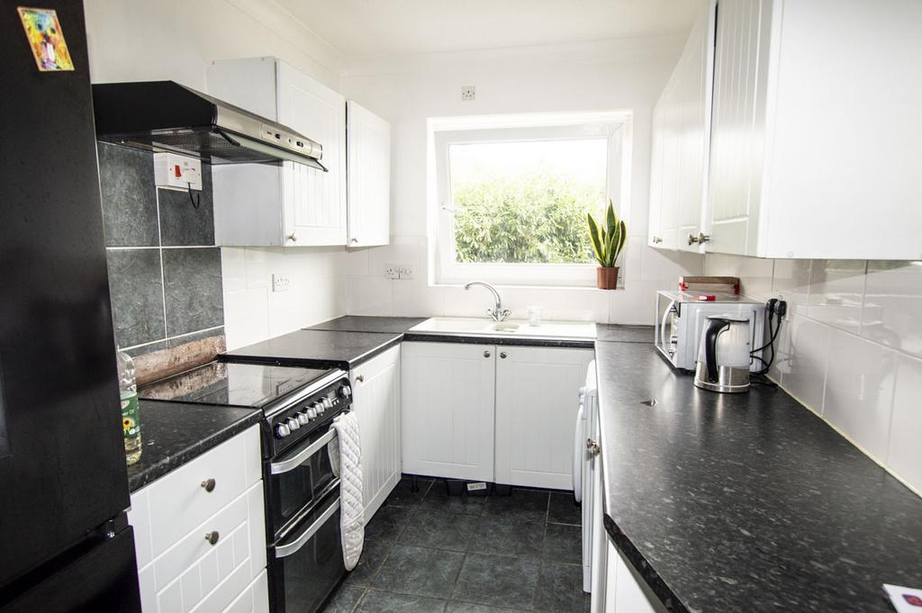 Silverdale Road, Burgess Hill RH15 2 bed flat £220,000