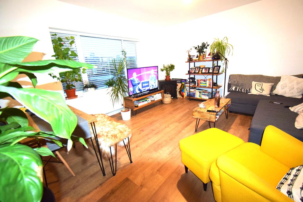 Clarendon Road, London E17 1 bed £1,350 pcm (£312 pw)