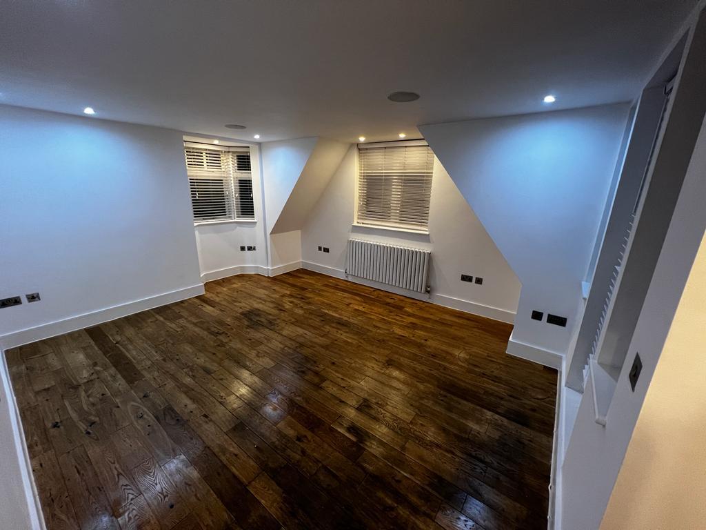 Baston Road, Hayes, BR2 2 bed apartment £1,700 pcm (£392 pw)