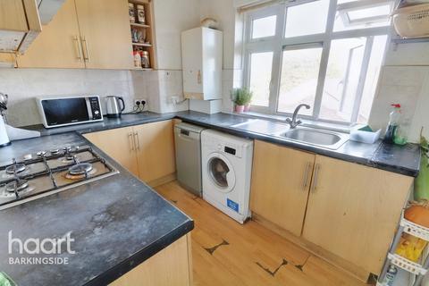 2 bedroom flat for sale - Hatfield Close, Barkingside