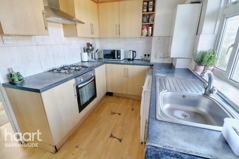 2 bedroom flat for sale - Hatfield Close, Barkingside