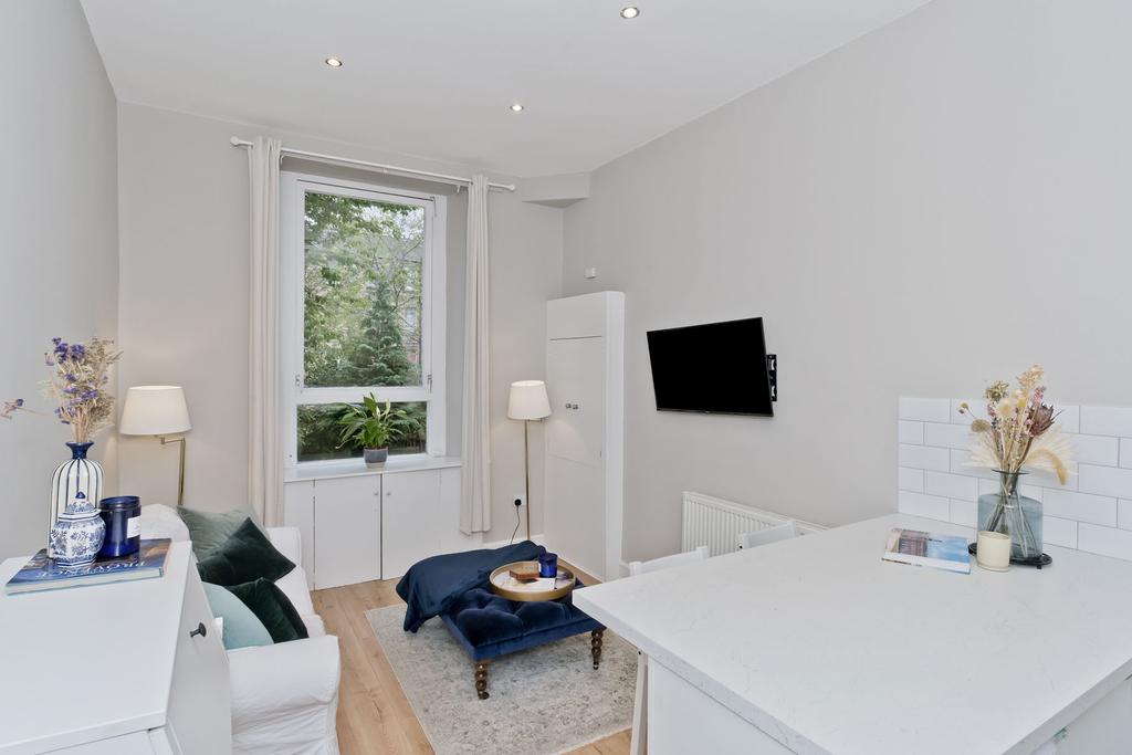 37/8 Buchanan Street, Edinburgh, EH6 8RB 1 bed flat £145,000