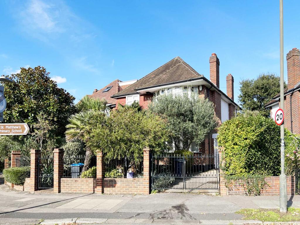 Cottenham Park Road, Wimbledon 3 bed detached house £3,250 pcm (£750 pw)