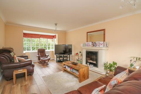 11 Caernarvon Close, Hockley, SS5 4XH