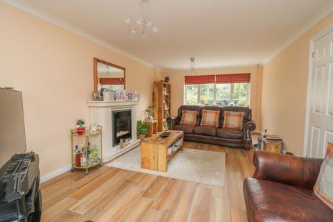 11 Caernarvon Close, Hockley, SS5 4XH