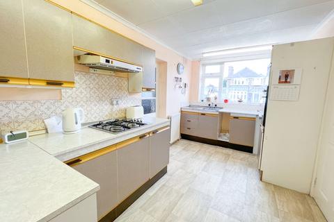 3 bedroom semi-detached house for sale - Lowlands Avenue, Streetly, Sutton Coldfield, B74 3QN