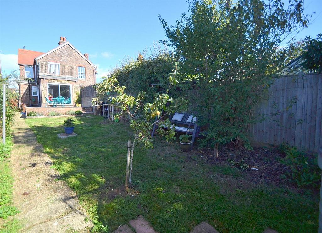 Amberstone, Hailsham 2 bed cottage £280,000