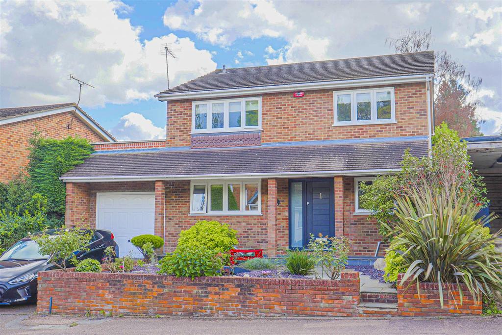 The Spinney, Broxbourne 4 bed detached house £3,250 pcm (£750 pw)