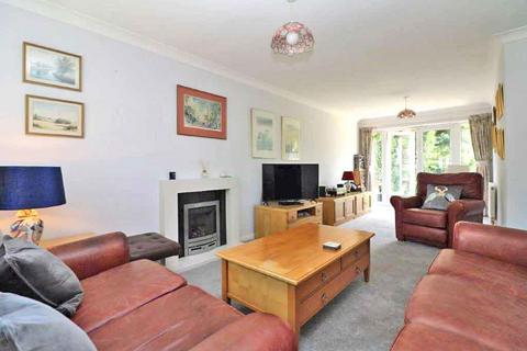 8 Castle Close, Warwick, CV34 4DB