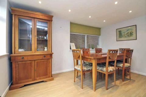 8 Castle Close, Warwick, CV34 4DB