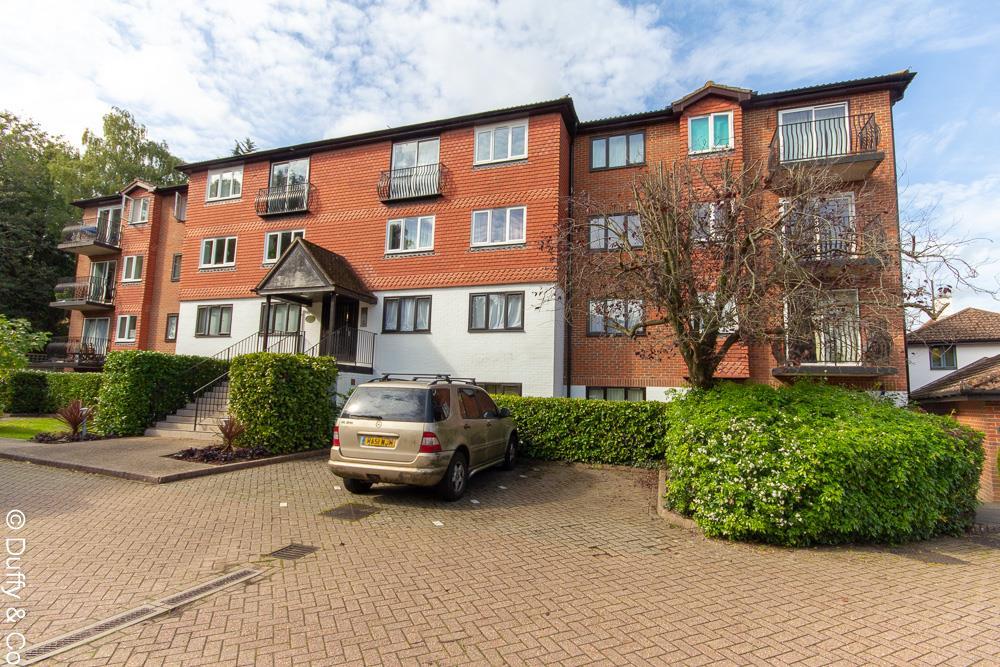 Wilton House, Great Heathmead, Haywards Heath 2 bed flat to rent £