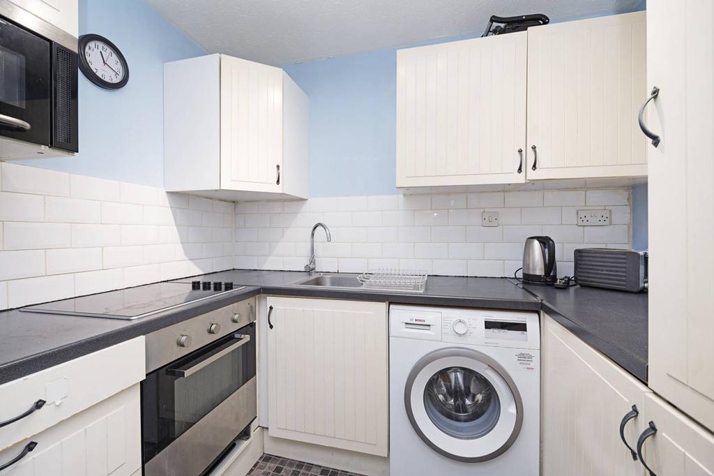 Woodvale Way, Cricklewood, London, NW11 2 bed flat £385,000