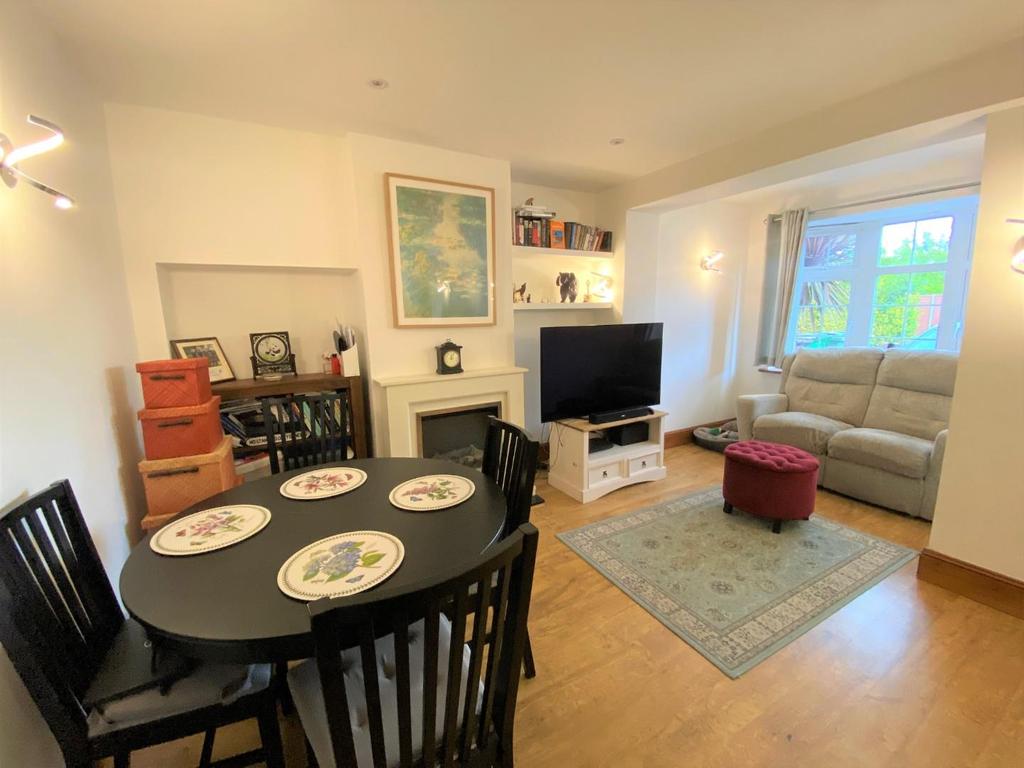 Titchfield Road, Carshalton, SM5 1PX 3 bed terraced house £1,800 pcm