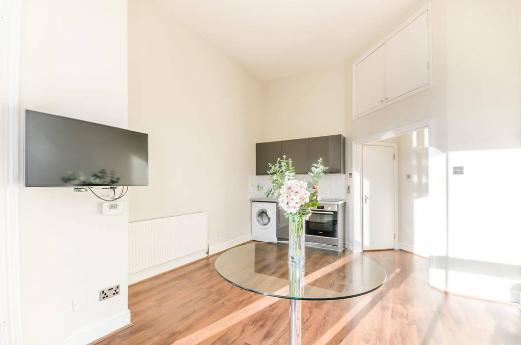 Longridge Road, Earls Court, London, SW5 1 bed flat £2,275 pcm (£525 pw)