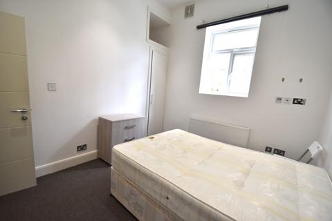 1 bedroom in a house share to rent, Room @ Uxbridge Road W12