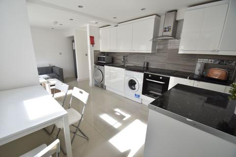 1 bedroom in a house share to rent, Room @ Uxbridge Road W12