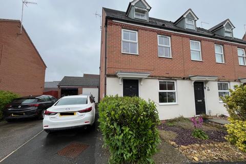 3 bedroom end of terrace house to rent, Lark Close, Corby, NN18