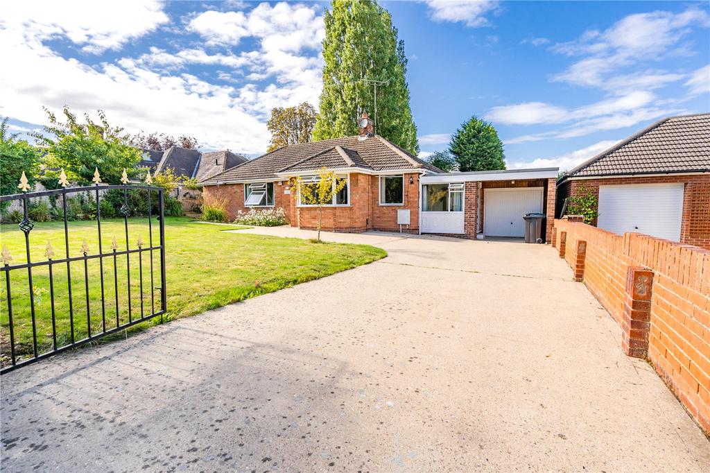 The Avenue, Healing, Grimsby, Lincolnshire, DN41 3 bed bungalow for