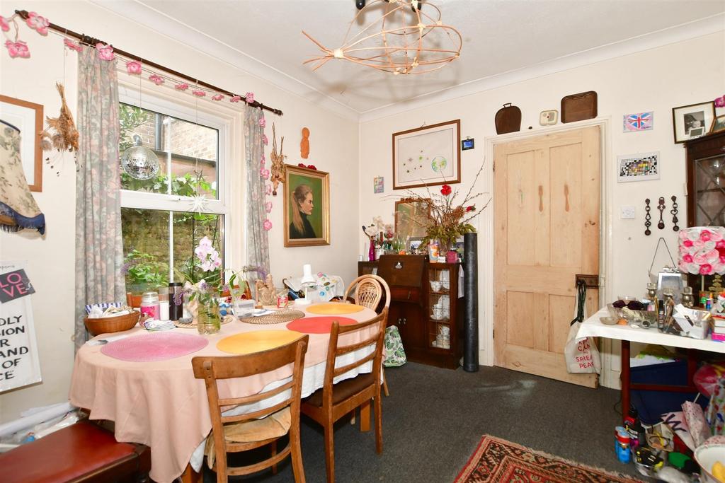 Kent Road, Littlehampton, West Sussex 4 bed semidetached house for