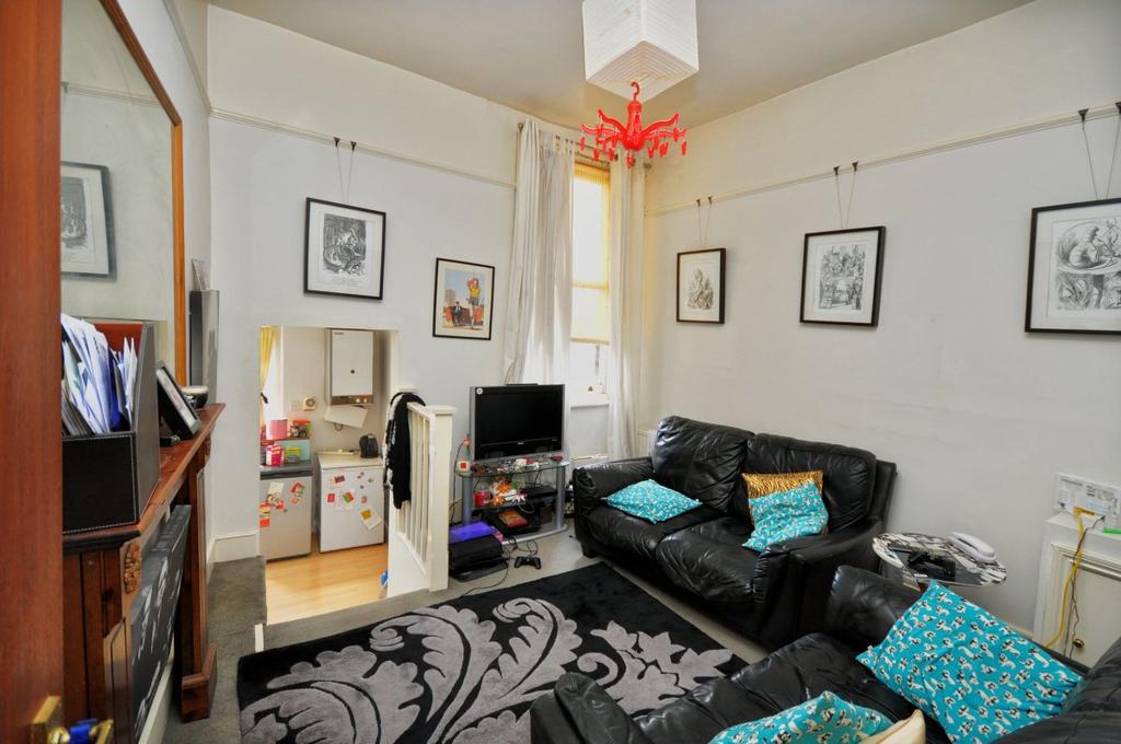 West End Lane, West Hampstead NW6 2 bed flat £1,798 pcm (£415 pw)