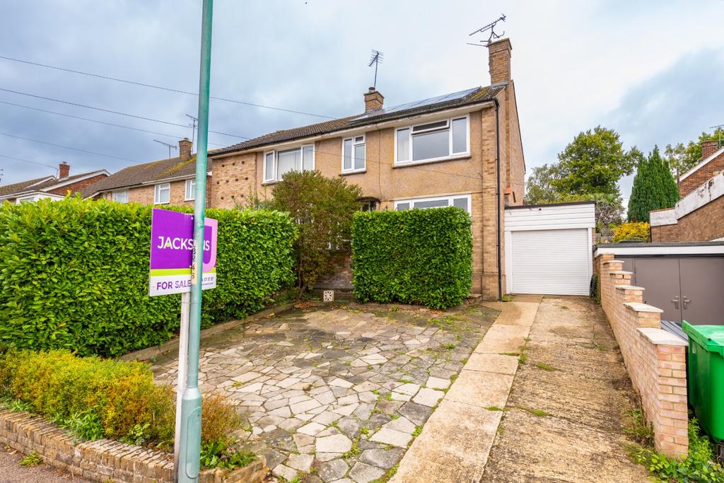 Lonsdale Drive, Rainham, 3 bed semidetached house £350,000