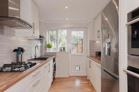 32 Waterfields, Leatherhead, KT22 7XB