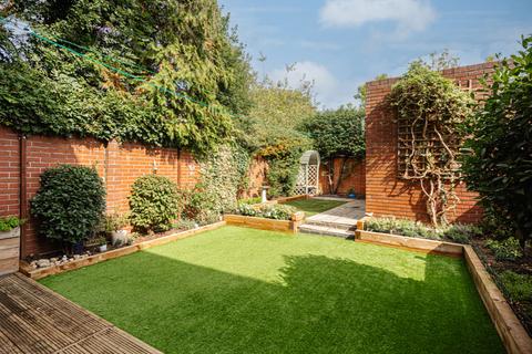 32 Waterfields, Leatherhead, KT22 7XB
