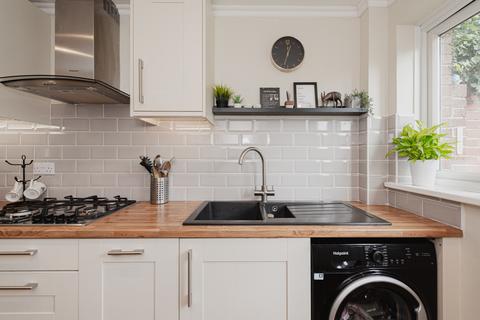 32 Waterfields, Leatherhead, KT22 7XB