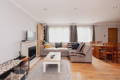 32 Waterfields, Leatherhead, KT22 7XB