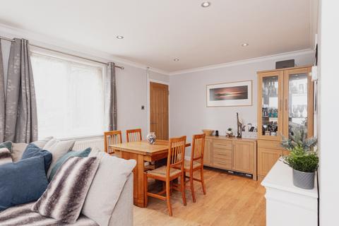 32 Waterfields, Leatherhead, KT22 7XB