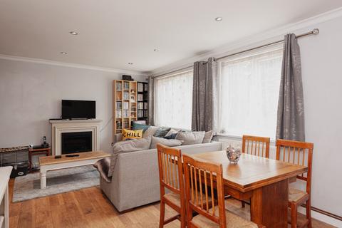 32 Waterfields, Leatherhead, KT22 7XB