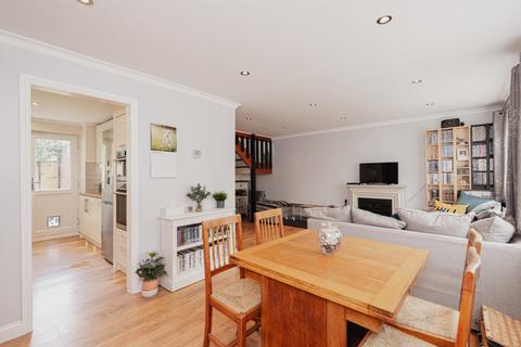 32 Waterfields, Leatherhead, KT22 7XB