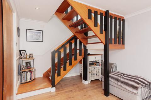 32 Waterfields, Leatherhead, KT22 7XB