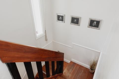 32 Waterfields, Leatherhead, KT22 7XB