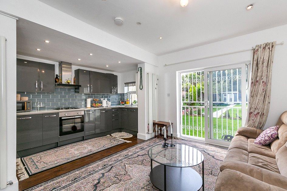 Brighton Road, SOUTH CROYDON, Surrey, CR2 3 bed for sale £