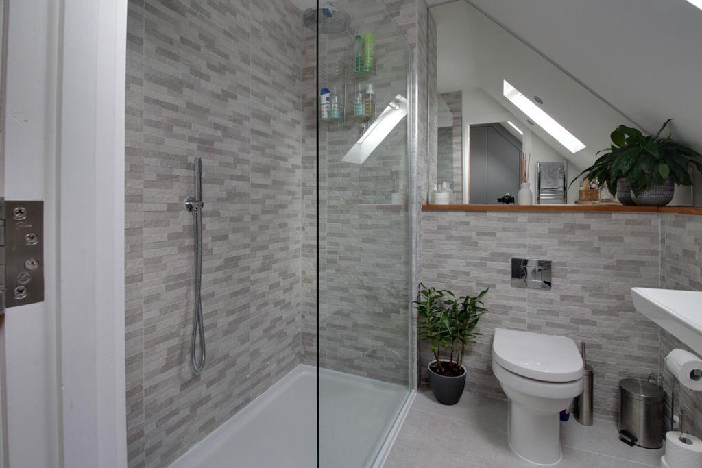 Ensuite to Bed 1