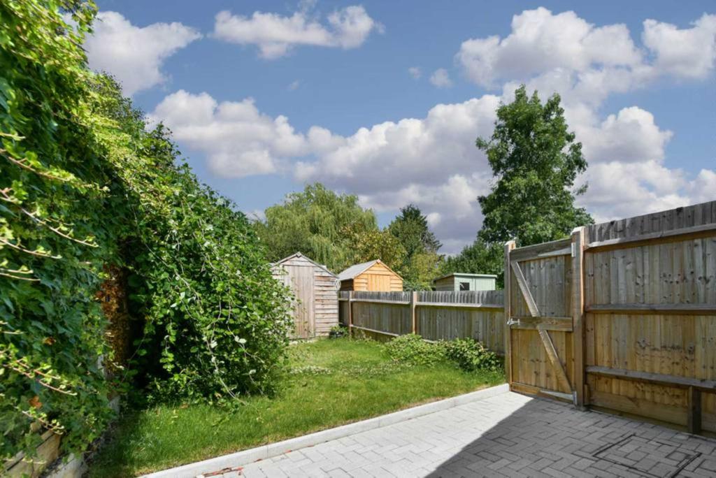 West Hill, Epsom 2 bed terraced house £1,750 pcm (£404 pw)