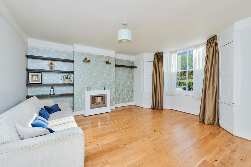 Barry Road, London, SE22 2 bed flat £625,000