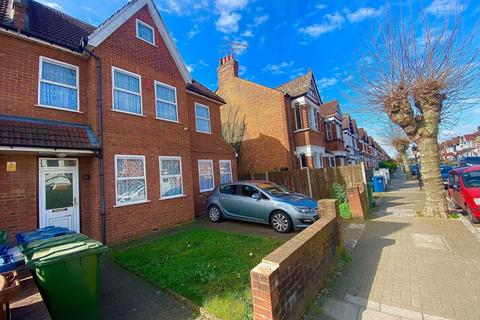 Studio to rent, Vaughan Road Harrow, Middlesex, HA1 4DP