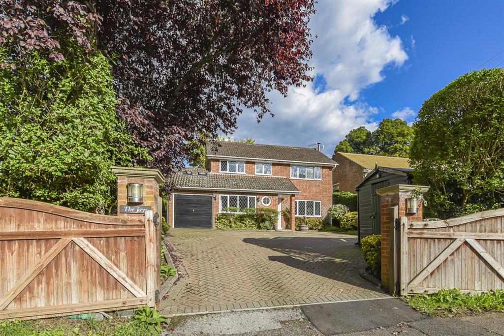 Heath Road, Haslemere, GU27 4 bed detached house £799,950