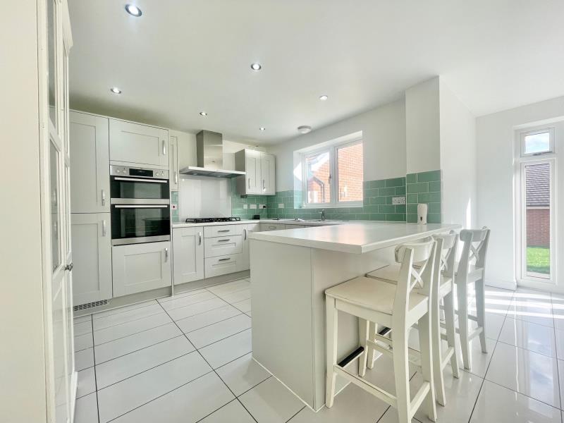 Curacao Crescent, Newton Leys 5 bed detached house to rent £2,250 pcm